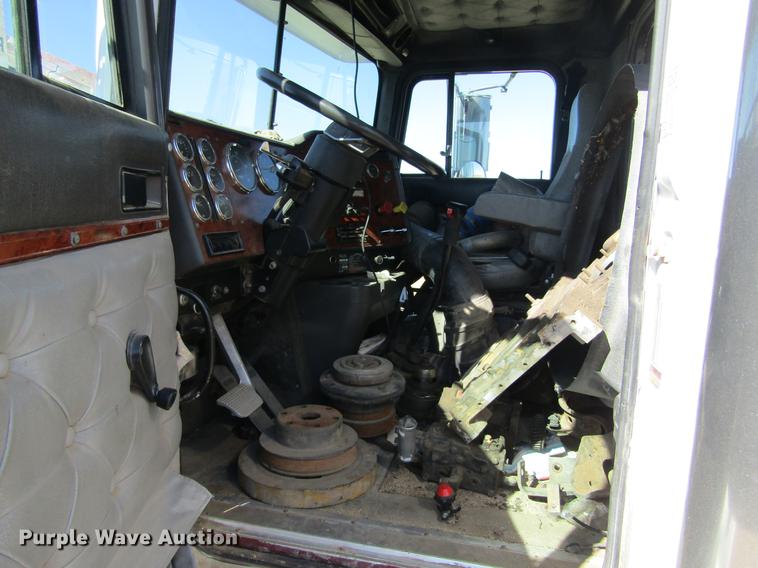 image for item DE6631 1995 International 9400 truck cab and chassis