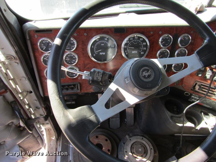 image for item DE6631 1995 International 9400 truck cab and chassis