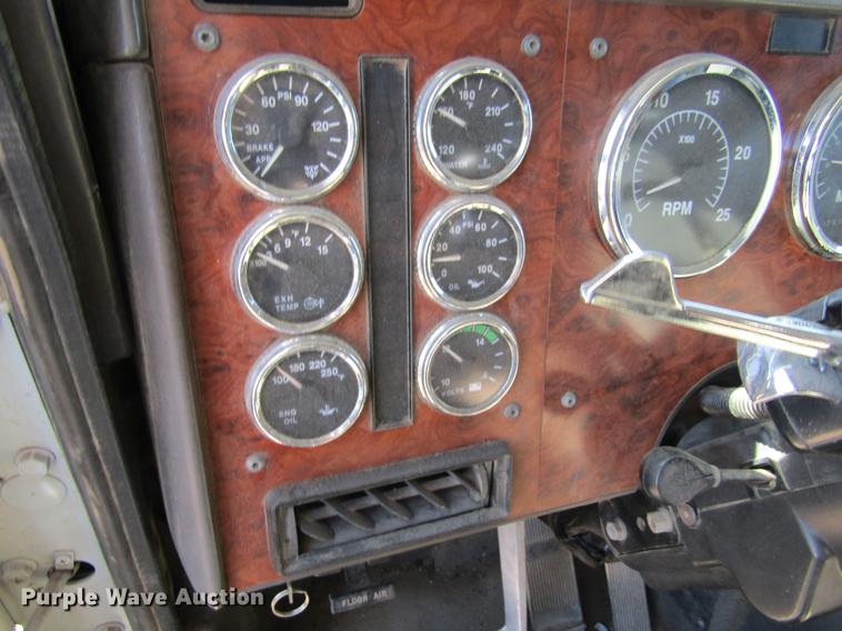 image for item DE6631 1995 International 9400 truck cab and chassis