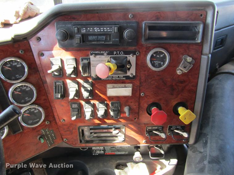 image for item DE6631 1995 International 9400 truck cab and chassis