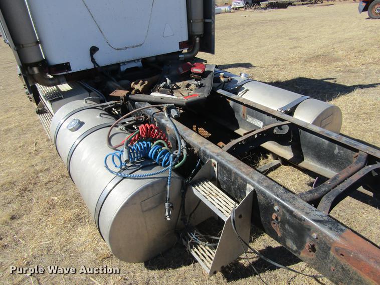 image for item DE6631 1995 International 9400 truck cab and chassis