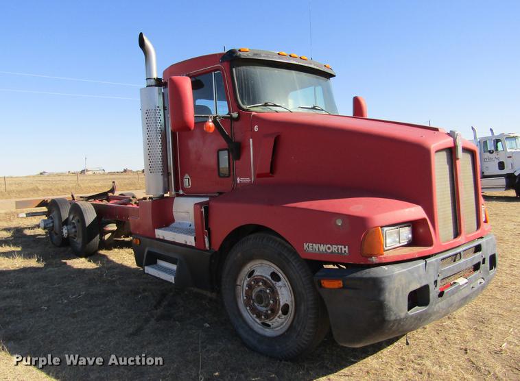image for item DE6632 1991 Kenworth T600 truck cab and chassis