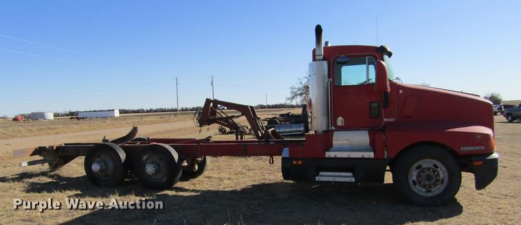 image for item DE6632 1991 Kenworth T600 truck cab and chassis
