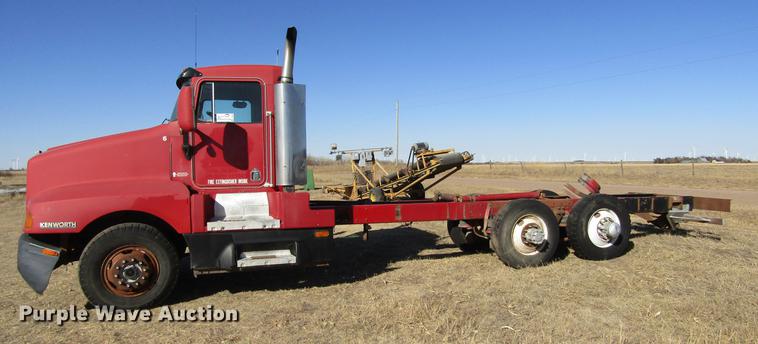 image for item DE6632 1991 Kenworth T600 truck cab and chassis