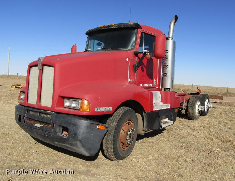 image for item DE6632 1991 Kenworth T600 truck cab and chassis