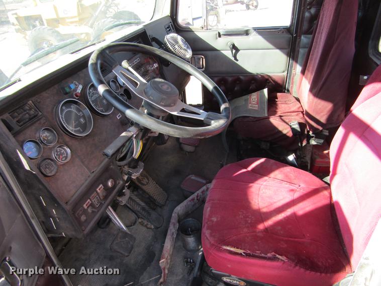 image for item DE6632 1991 Kenworth T600 truck cab and chassis