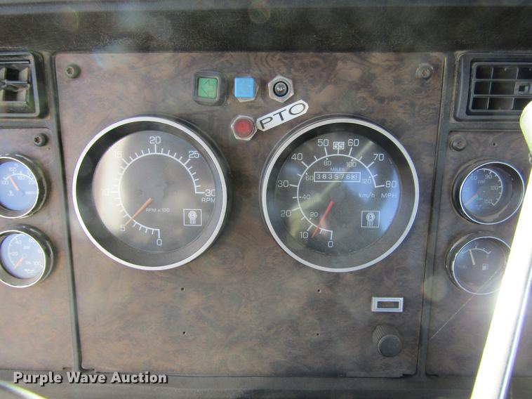 image for item DE6632 1991 Kenworth T600 truck cab and chassis