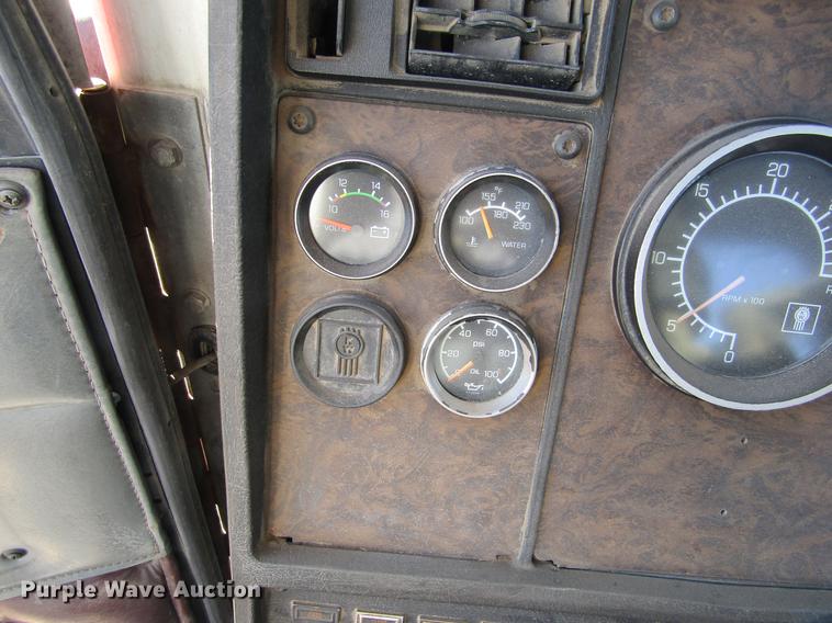 image for item DE6632 1991 Kenworth T600 truck cab and chassis