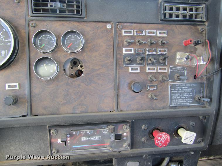 image for item DE6632 1991 Kenworth T600 truck cab and chassis