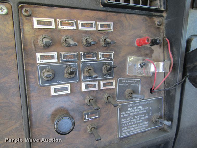 image for item DE6632 1991 Kenworth T600 truck cab and chassis