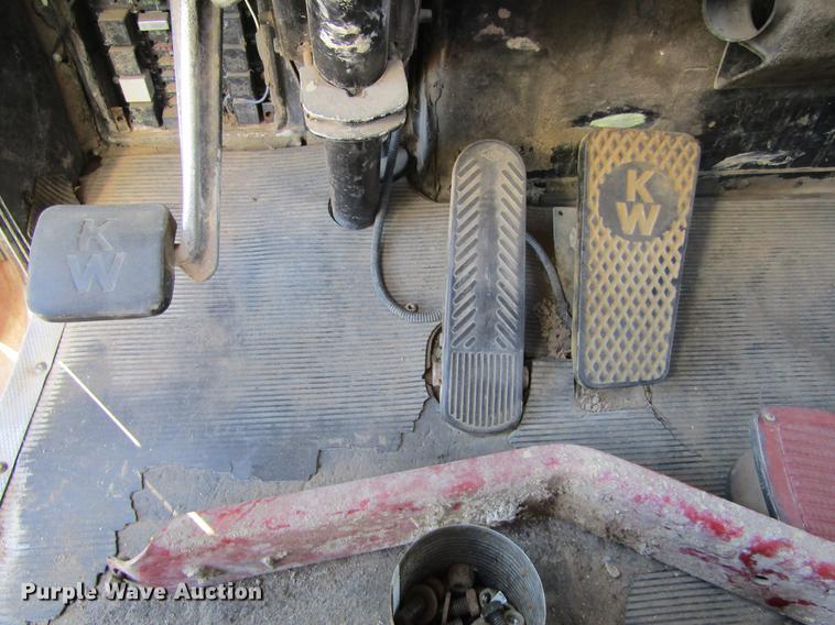 image for item DE6632 1991 Kenworth T600 truck cab and chassis