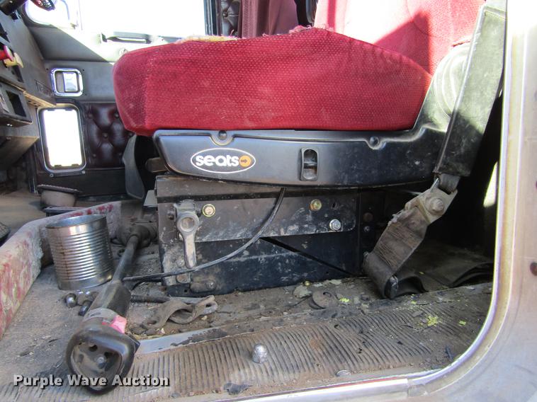 image for item DE6632 1991 Kenworth T600 truck cab and chassis