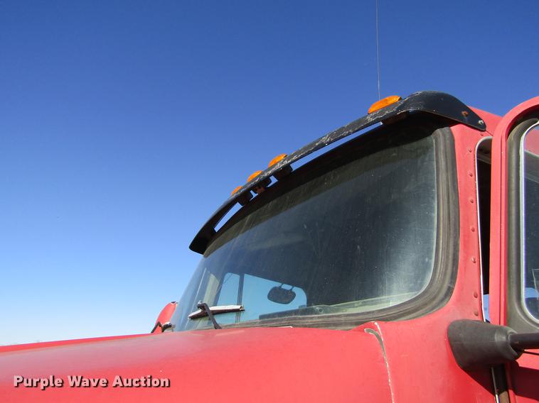 image for item DE6632 1991 Kenworth T600 truck cab and chassis