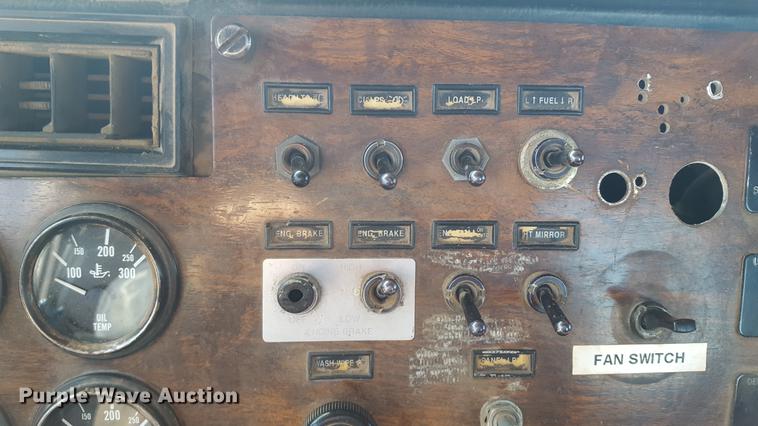 image for item DF3536 1996 Peterbilt 379 semi truck