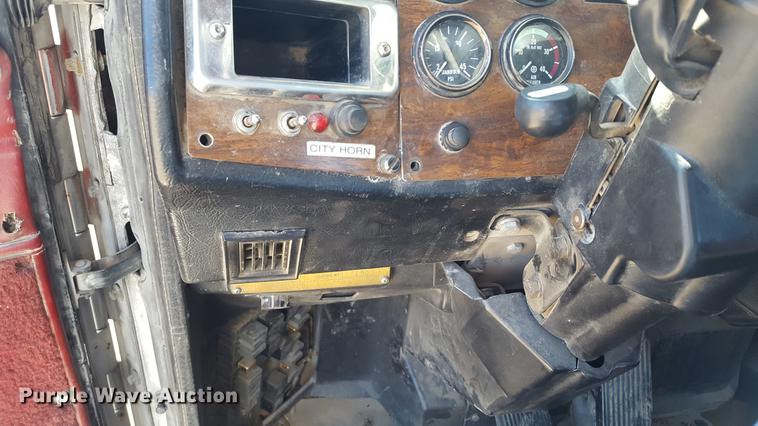 image for item DF3536 1996 Peterbilt 379 semi truck