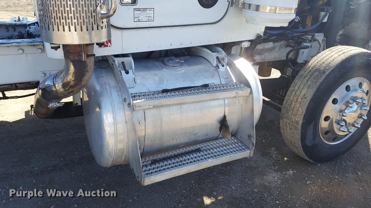 image for item DF3536 1996 Peterbilt 379 semi truck