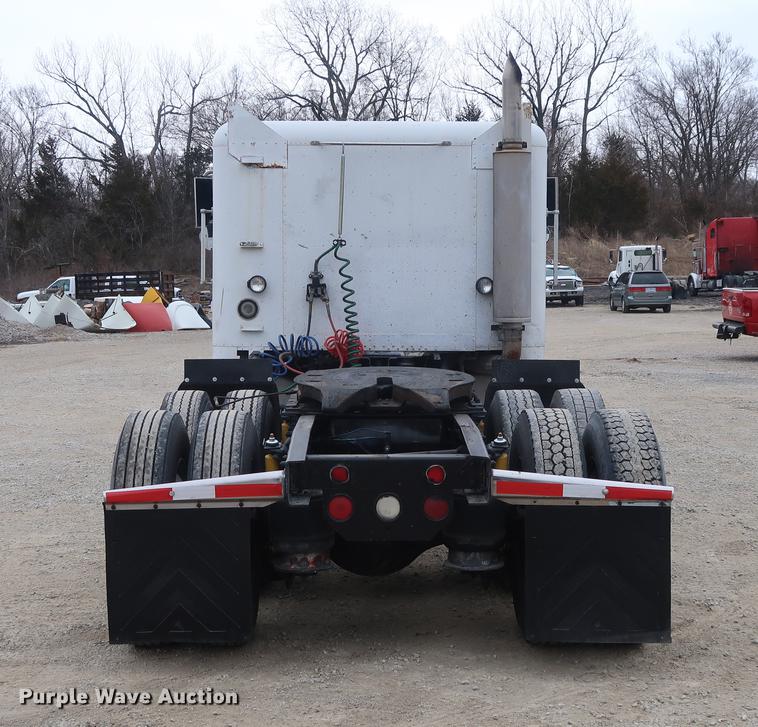 image for item DF3542 1994 Freightliner FLD112 semi truck