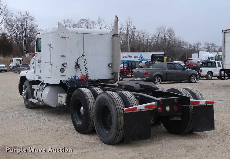 image for item DF3542 1994 Freightliner FLD112 semi truck