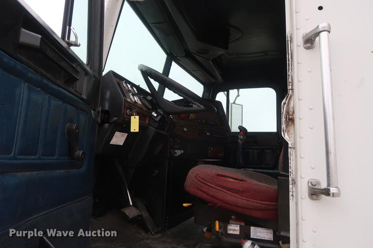 image for item DF3542 1994 Freightliner FLD112 semi truck