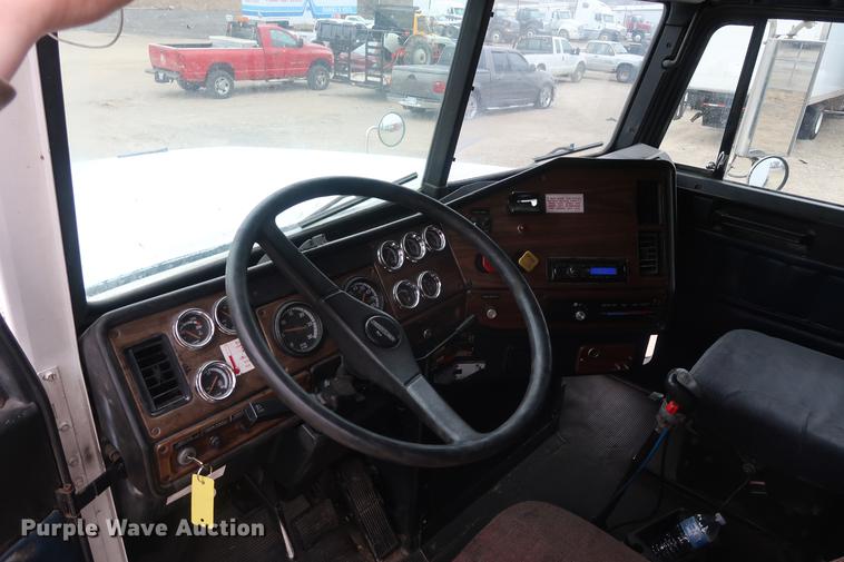 image for item DF3542 1994 Freightliner FLD112 semi truck