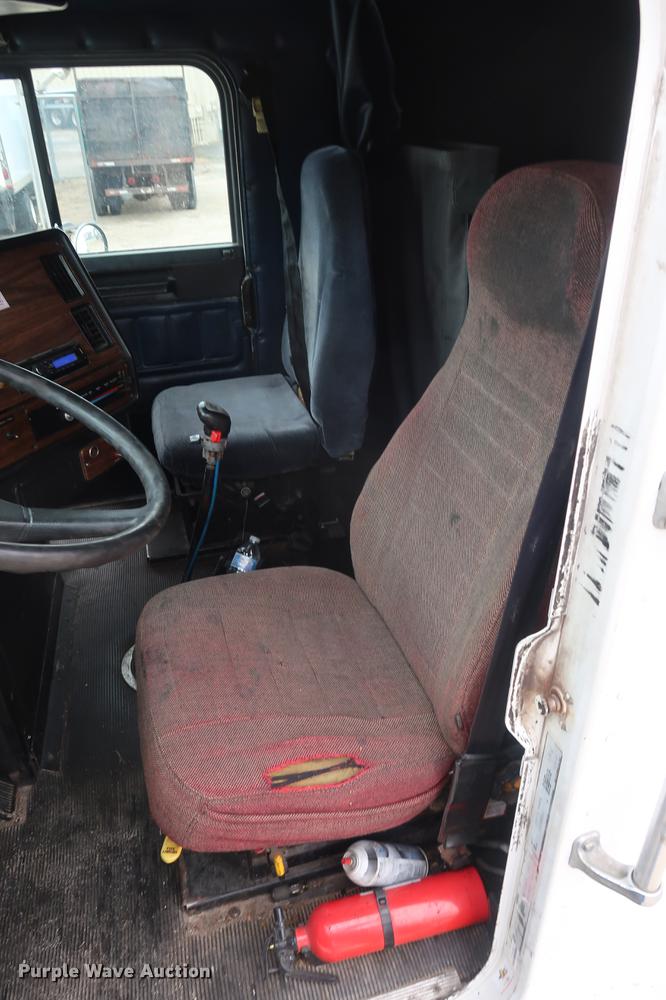 image for item DF3542 1994 Freightliner FLD112 semi truck