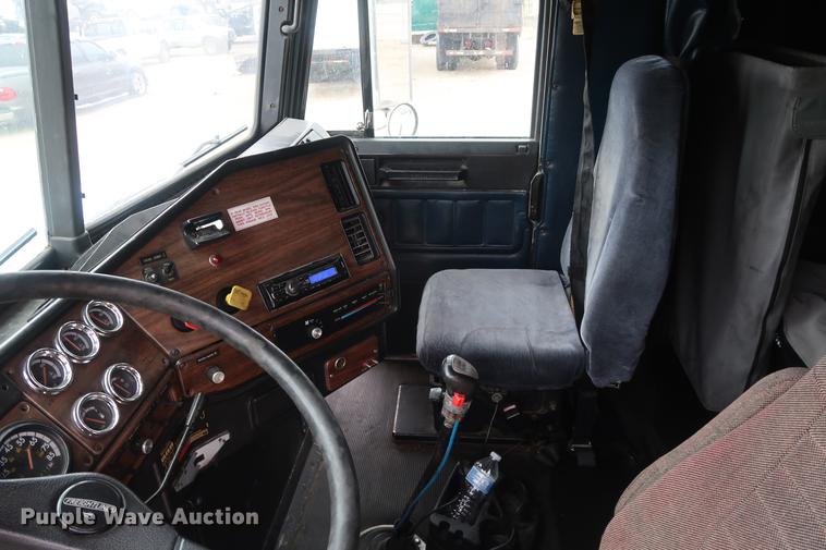 image for item DF3542 1994 Freightliner FLD112 semi truck
