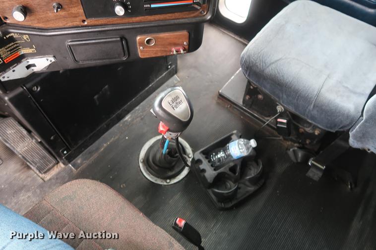 image for item DF3542 1994 Freightliner FLD112 semi truck