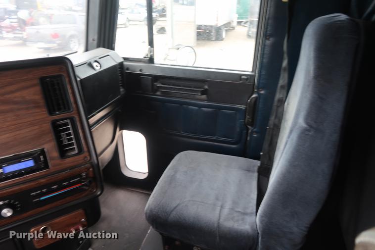 image for item DF3542 1994 Freightliner FLD112 semi truck