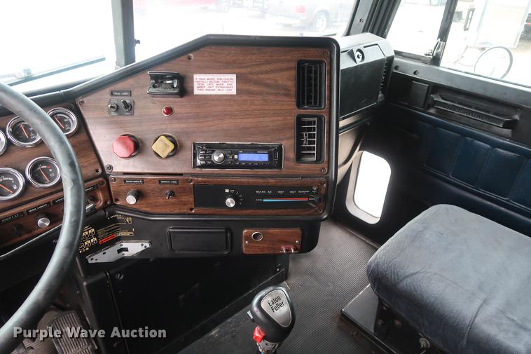 image for item DF3542 1994 Freightliner FLD112 semi truck