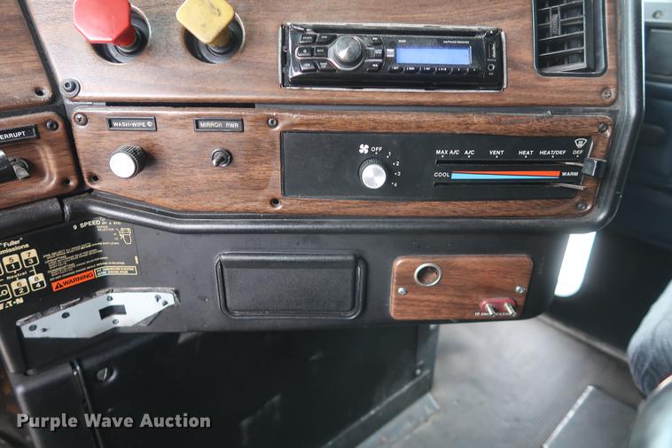 image for item DF3542 1994 Freightliner FLD112 semi truck