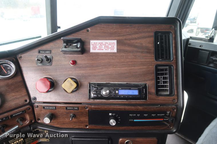 image for item DF3542 1994 Freightliner FLD112 semi truck