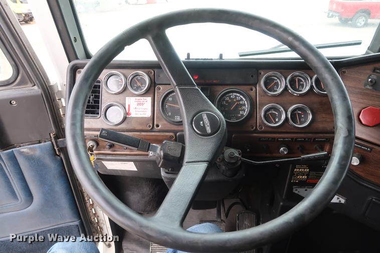 image for item DF3542 1994 Freightliner FLD112 semi truck
