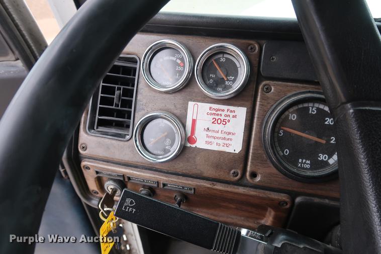 image for item DF3542 1994 Freightliner FLD112 semi truck