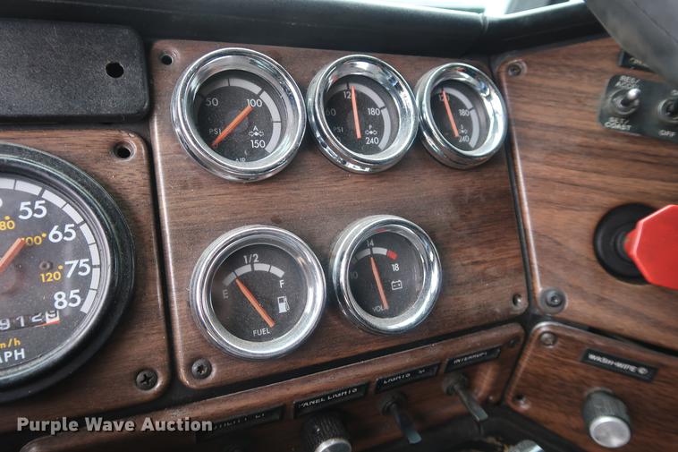 image for item DF3542 1994 Freightliner FLD112 semi truck