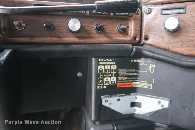 image for item DF3542 1994 Freightliner FLD112 semi truck