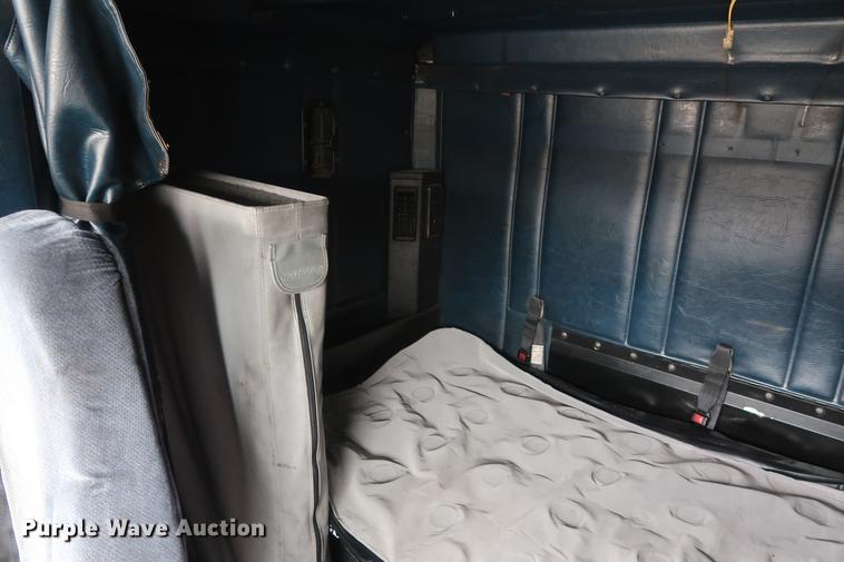 image for item DF3542 1994 Freightliner FLD112 semi truck