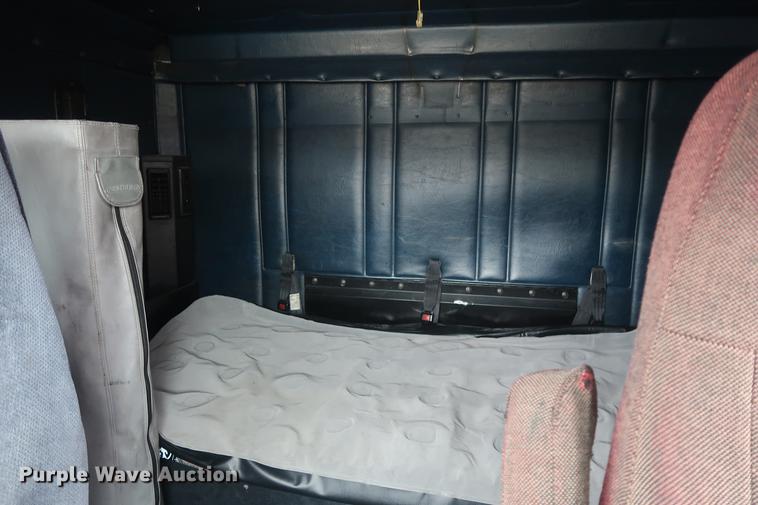 image for item DF3542 1994 Freightliner FLD112 semi truck