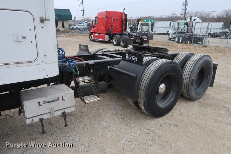 image for item DF3542 1994 Freightliner FLD112 semi truck