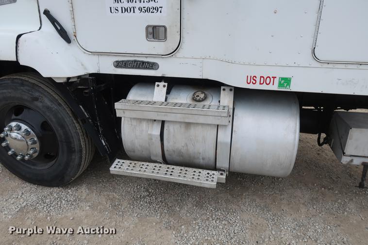 image for item DF3542 1994 Freightliner FLD112 semi truck