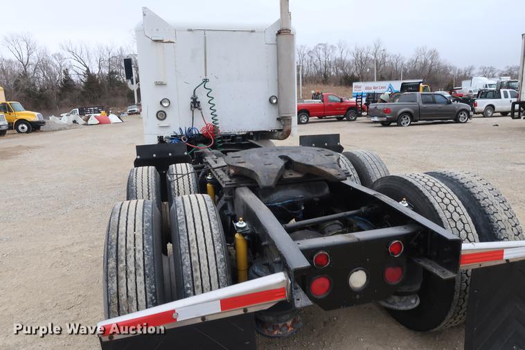 image for item DF3542 1994 Freightliner FLD112 semi truck