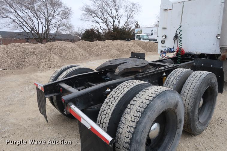 image for item DF3542 1994 Freightliner FLD112 semi truck