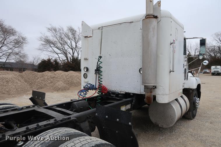 image for item DF3542 1994 Freightliner FLD112 semi truck