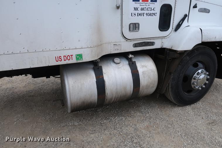 image for item DF3542 1994 Freightliner FLD112 semi truck