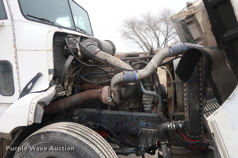 image for item DF3542 1994 Freightliner FLD112 semi truck