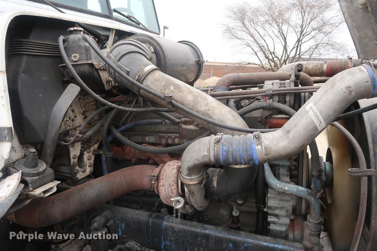 image for item DF3542 1994 Freightliner FLD112 semi truck