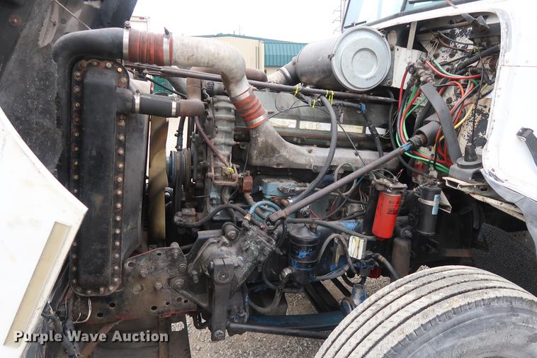 image for item DF3542 1994 Freightliner FLD112 semi truck