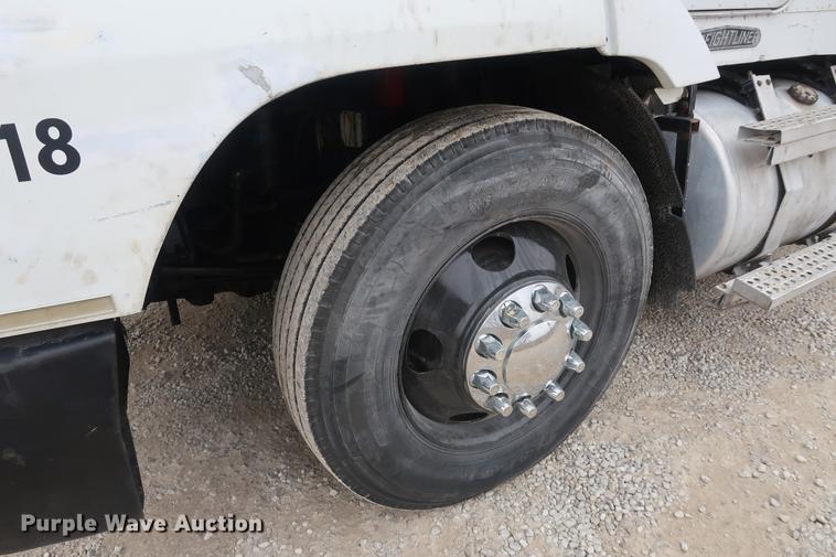 image for item DF3542 1994 Freightliner FLD112 semi truck