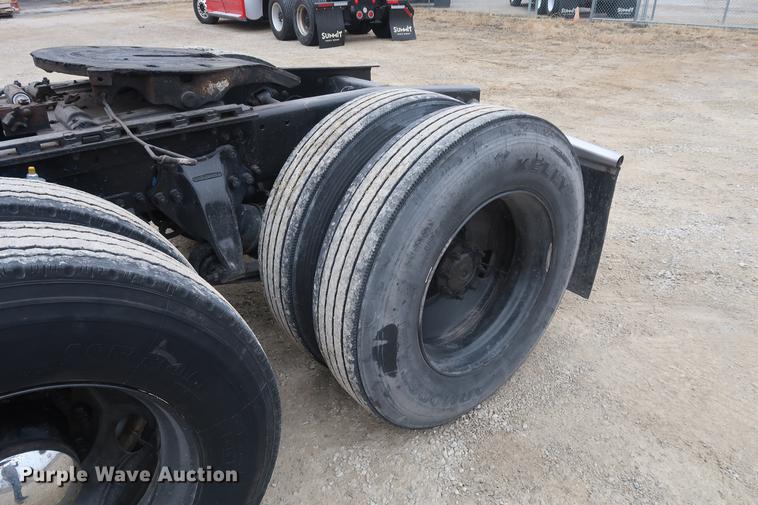 image for item DF3542 1994 Freightliner FLD112 semi truck