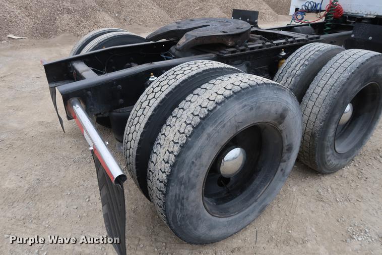 image for item DF3542 1994 Freightliner FLD112 semi truck