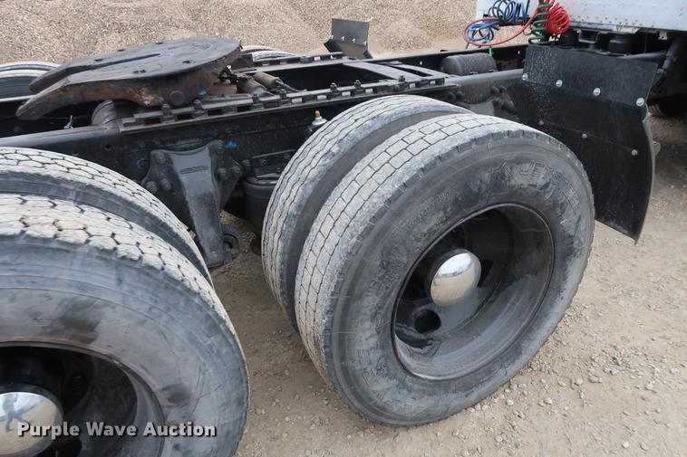 image for item DF3542 1994 Freightliner FLD112 semi truck